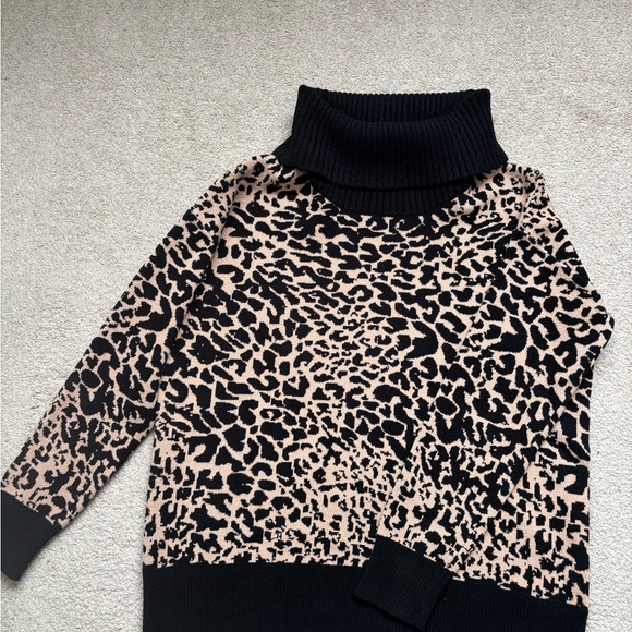 Tahari Women's Leopard Animal Print Turtleneck Sweater Size (M) Beige And Black - Picture 2 of 12